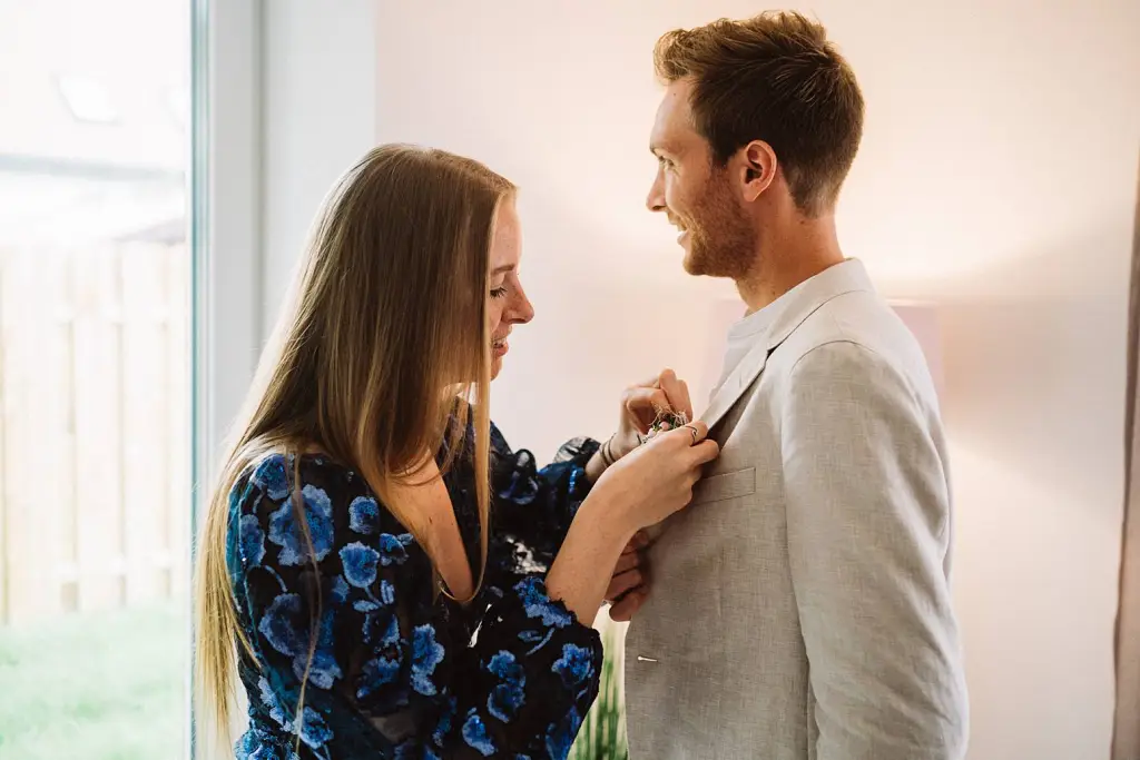 Hochzeitsfotograf Langeoog – Bräutigam mit Trauzeugin beim Ankleiden