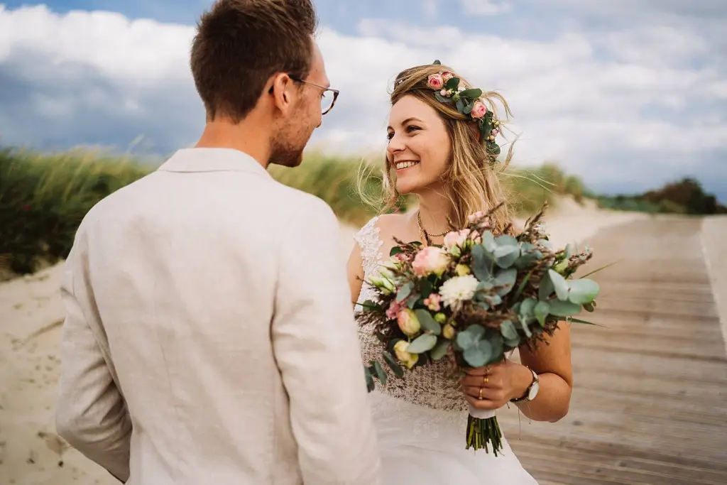 Hochzeitsfotograf Langeoog – Brautpaar bei der Trauung im Seemannshus
