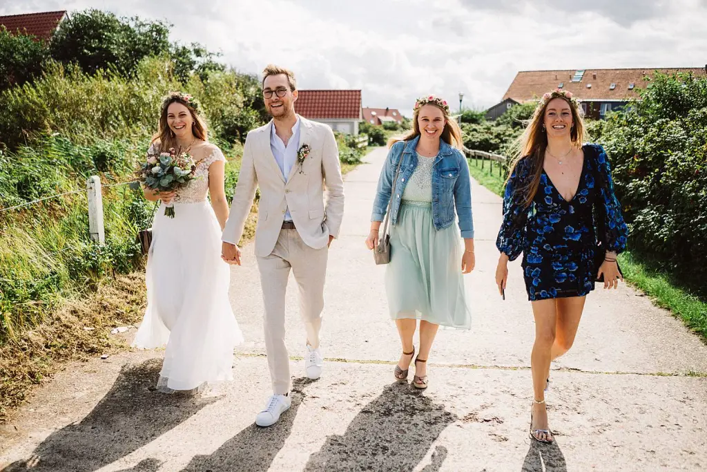 Hochzeitsfotograf Langeoog – Brautpaar mit Trauzeugen vor dem Seemannshus
