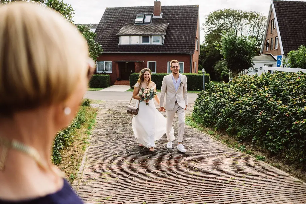 Hochzeitsfotograf Langeoog – Brautpaar beim Spaziergang durch Langeoog
