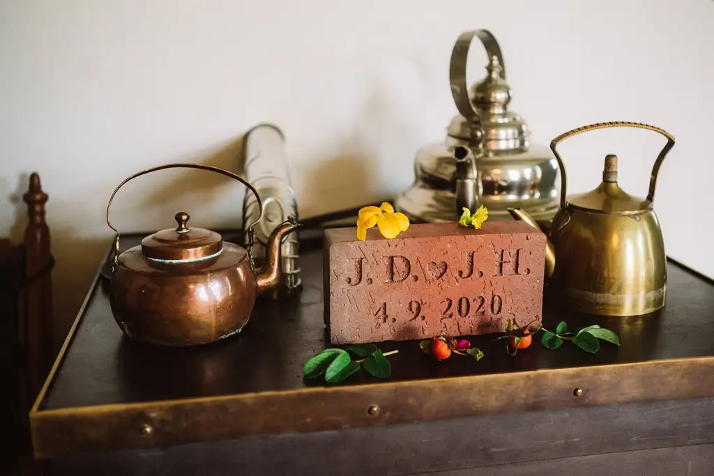 Hochzeitsfotograf Langeoog – Hochzeitsklinker mit Gravur der Namen