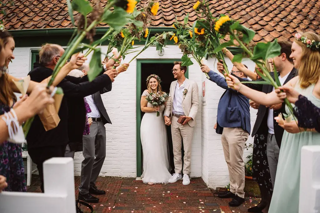 Hochzeitsfotograf Langeoog – Gratulationen vor dem Seemannshus Langeoog