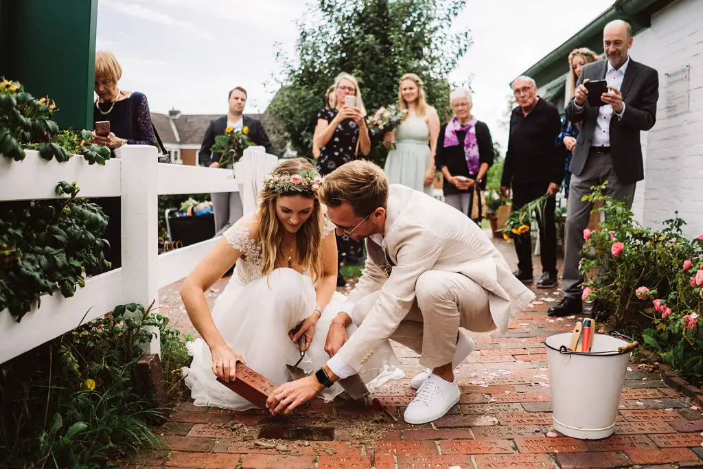 Hochzeitsfotograf Langeoog – Traditionelles Setzen des Hochzeitsklinkers