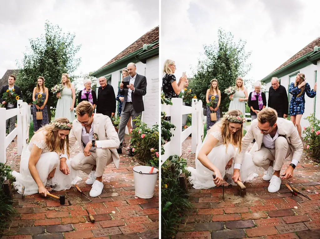 Hochzeitsfotograf Langeoog – Einsetzen des Hochzeitsklinkers am Seemannshus