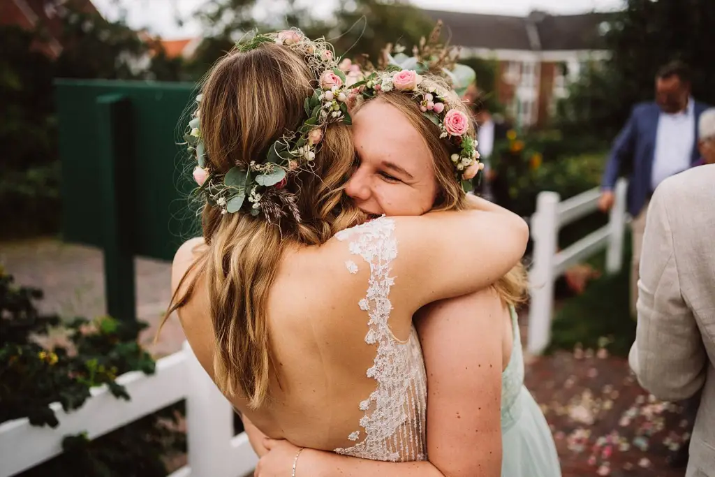 Hochzeitsfotograf Langeoog – Gäste gratulieren dem Brautpaar