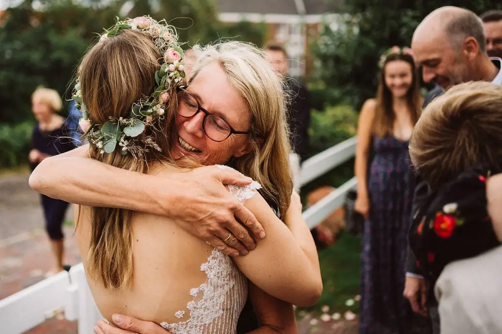 Hochzeitsfotograf Langeoog – Lächelnde Hochzeitsgäste auf Langeoog