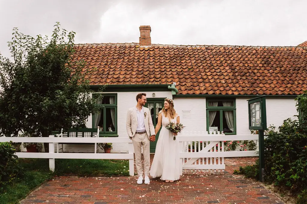 Hochzeitsfotograf Langeoog – Brautpaar vor dem Standesamt Heimatmuseum