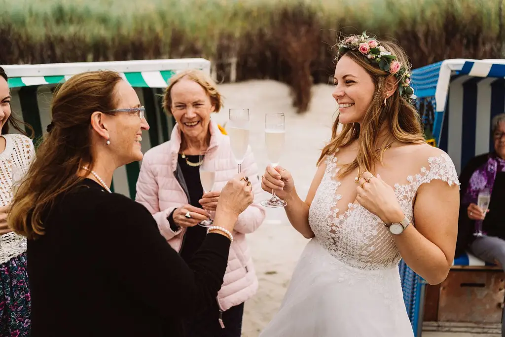 Hochzeitsfotograf Langeoog – Braut mit Freundinnen am Strand