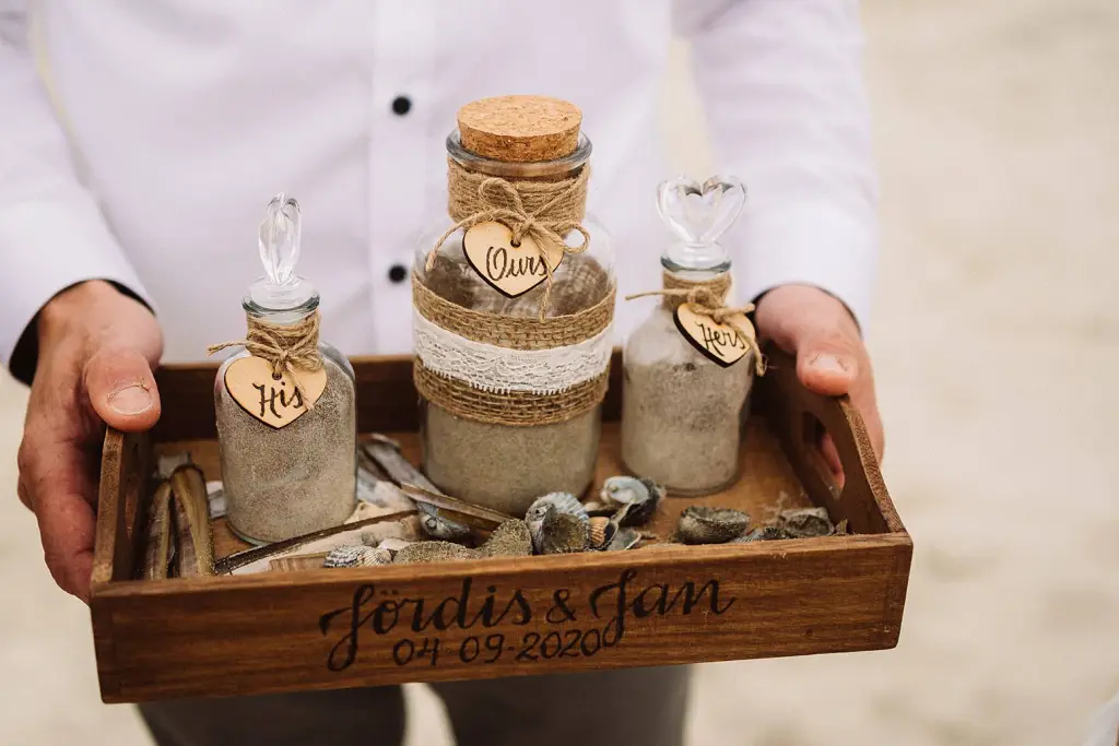 Hochzeitsfotograf Langeoog – Hochzeitsutensilien bei der Strandhochzeit