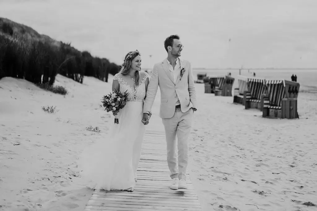 Hochzeitsfotograf Langeoog – Brautpaar beim Spaziergang am Meer