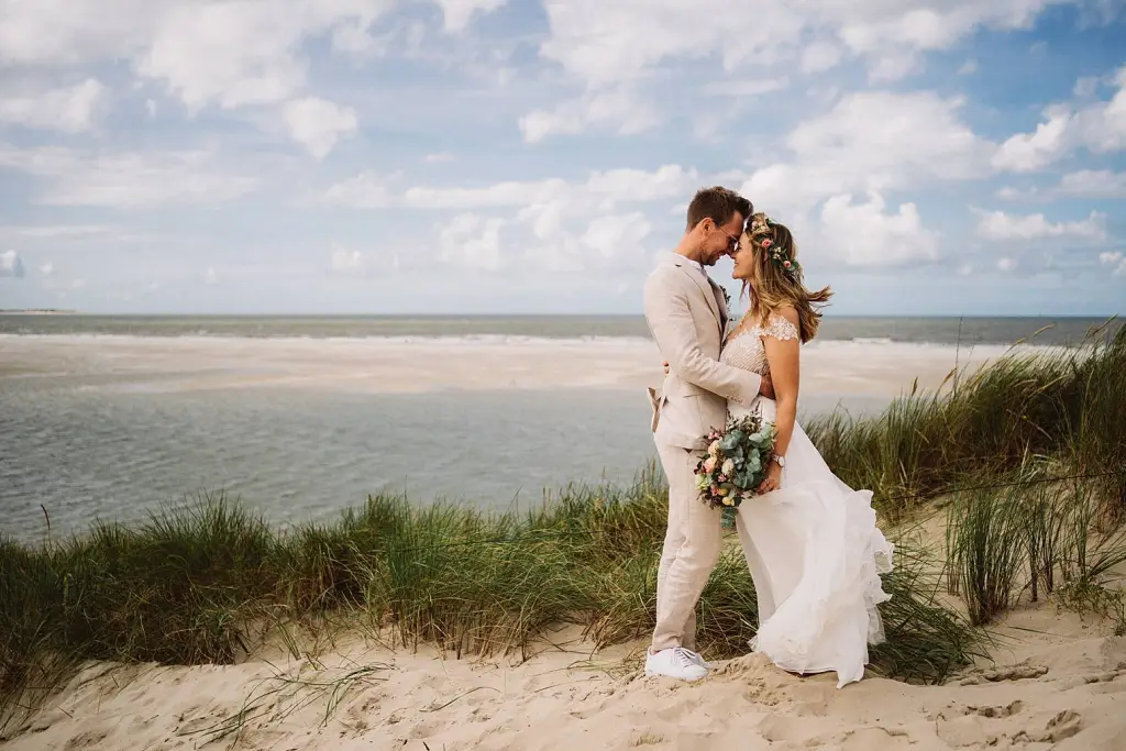 Hochzeitsfotograf Langeoog – Brautpaar in den Dünen von Langeoog