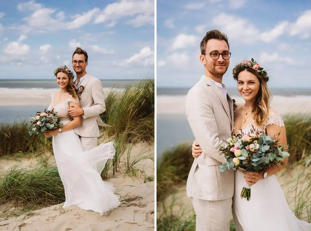 Hochzeitsfotograf Langeoog – Brautpaar in einer Düne mit Meerblick