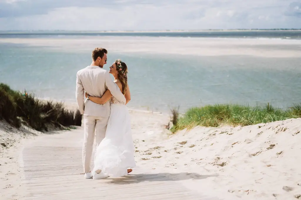 Hochzeitsfotograf Langeoog – Brautpaar am Strand mit Blick aufs Meer