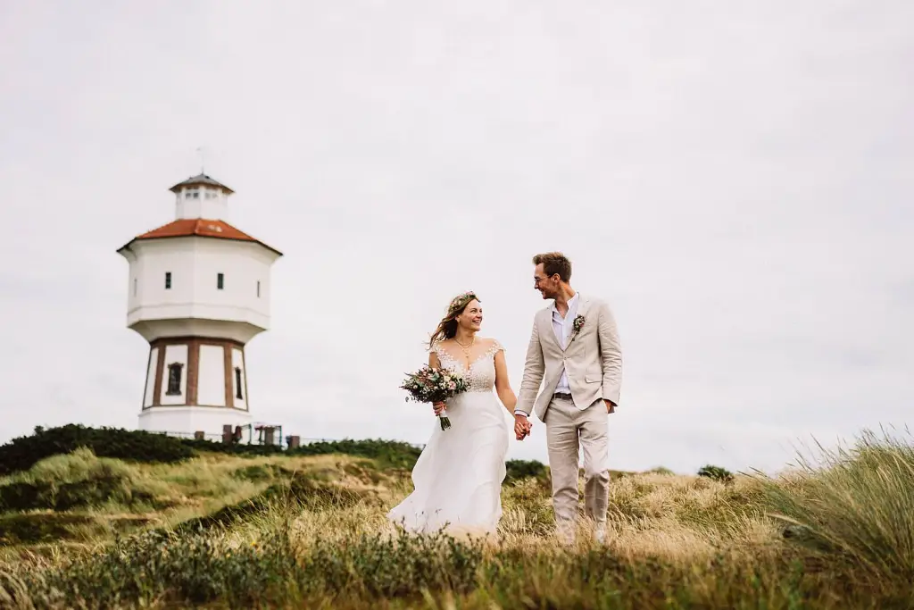 Hochzeitsfotograf Langeoog – Hochzeitsfoto am Wasserturm der Insel