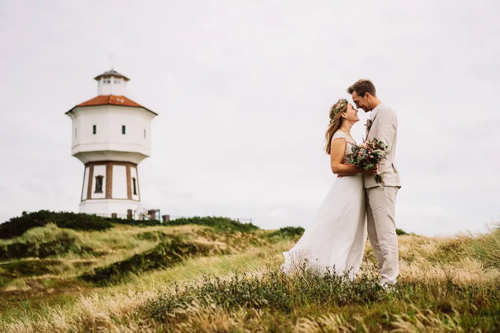 Hochzeitsfotograf Langeoog – Brautpaar am Wasserturm auf Langeoog