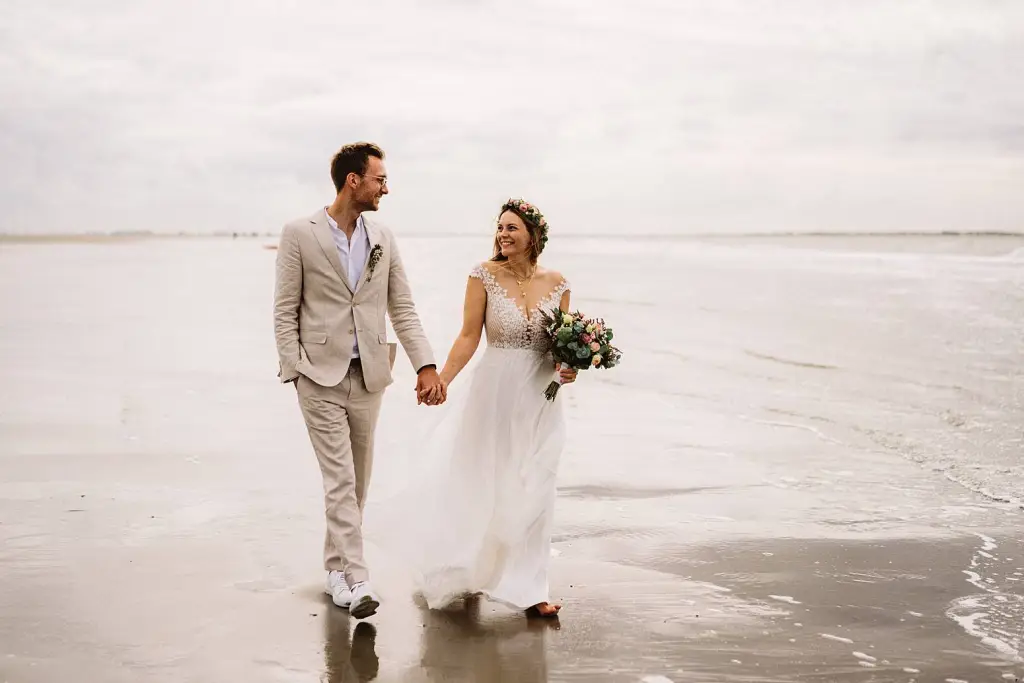Hochzeitsfoto von einem Brautpaar am Strand von der Insel langeoog