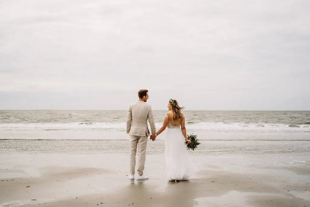 Hochzeitsfotograf Langeoog – Hochzeitsringe bei einer Trauung im Seemannshus