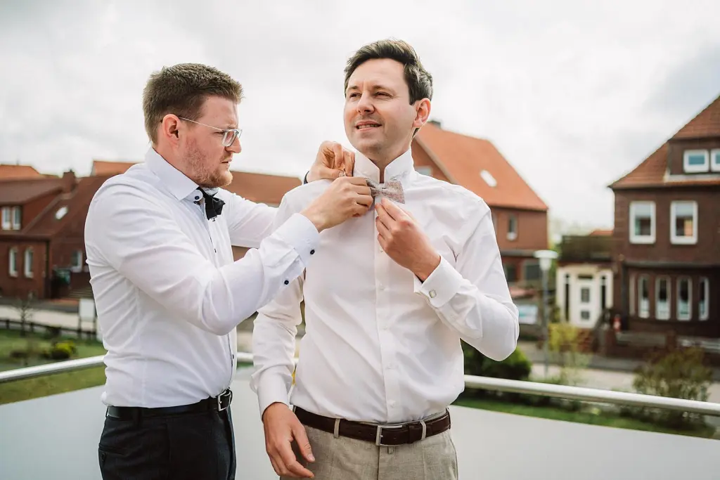 Getting Ready eines Bräutigam vor einer Hochzeit auf der Insel Juist