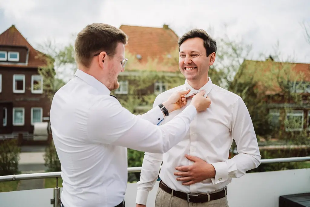 Getting Ready eines Bräutigam vor einer Hochzeit auf der Insel Juist