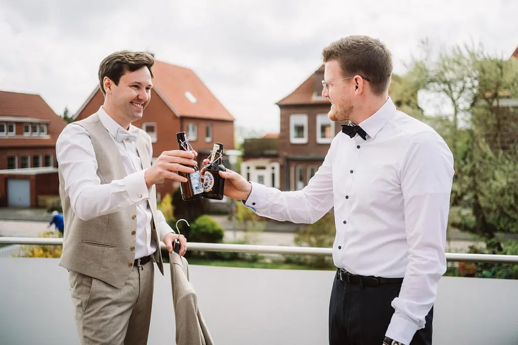 Bräutigam und Trauzeuge vor einer Hochzeit auf der Insel Juist