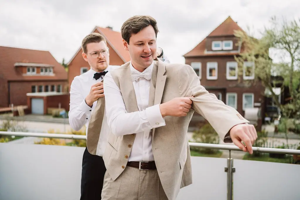 Getting Ready eines Bräutigam vor einer Hochzeit auf der Insel Juist