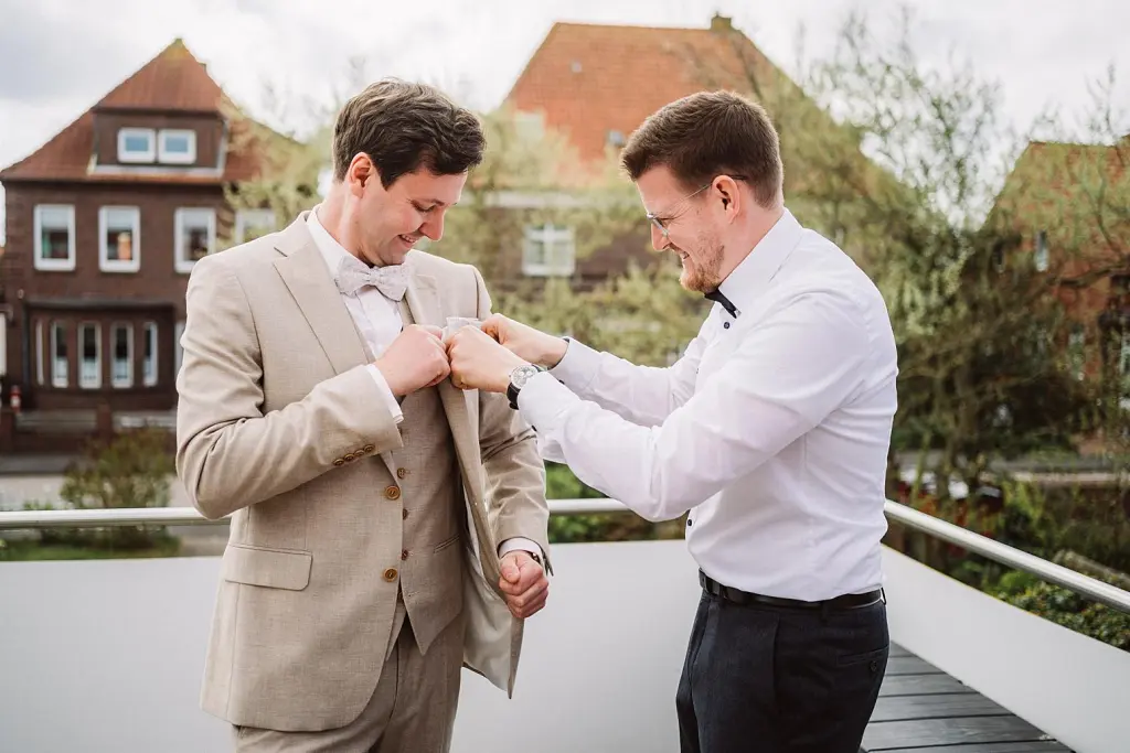Getting Ready eines Bräutigam vor einer Hochzeit auf der Insel Juist