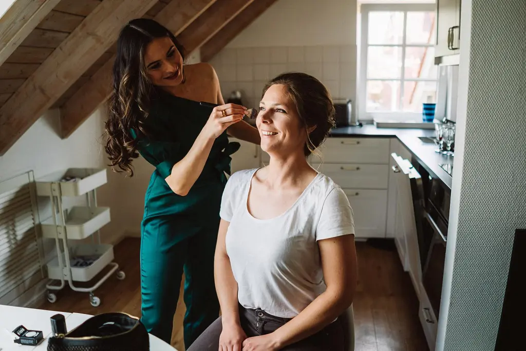 Getting Ready einer Braut vor einer Hochzeit auf der Insel Juist