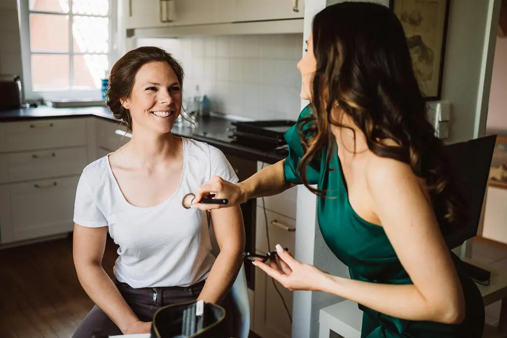 Getting Ready einer Braut vor einer Hochzeit auf der Insel Juist