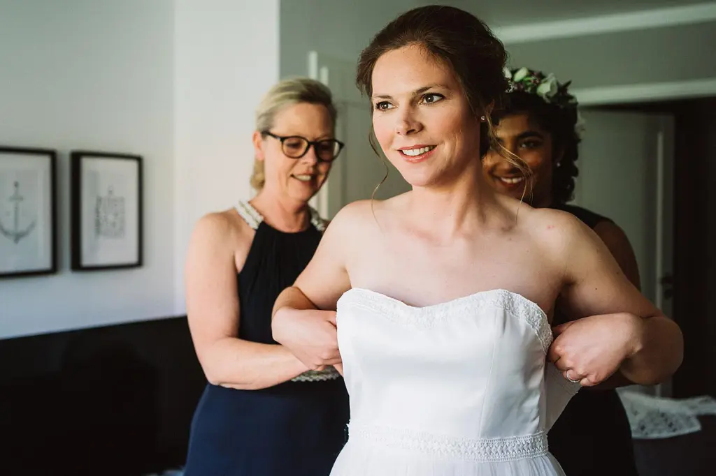 Ankleiden einer Braut vor einer Hochzeit auf der Insel Juist