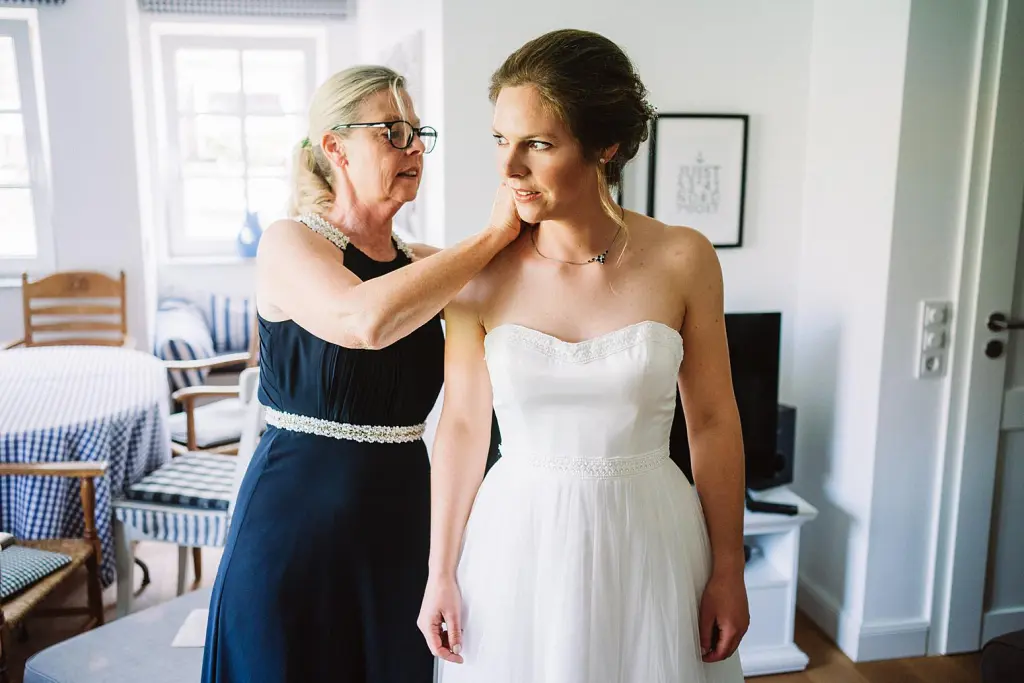 Getting Ready einer Braut vor einer Hochzeit auf der Insel Juist