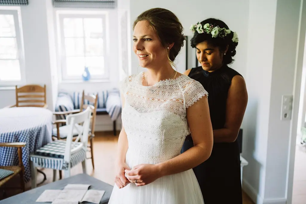 Ankleiden einer Braut vor einer Hochzeit auf der Insel Juist