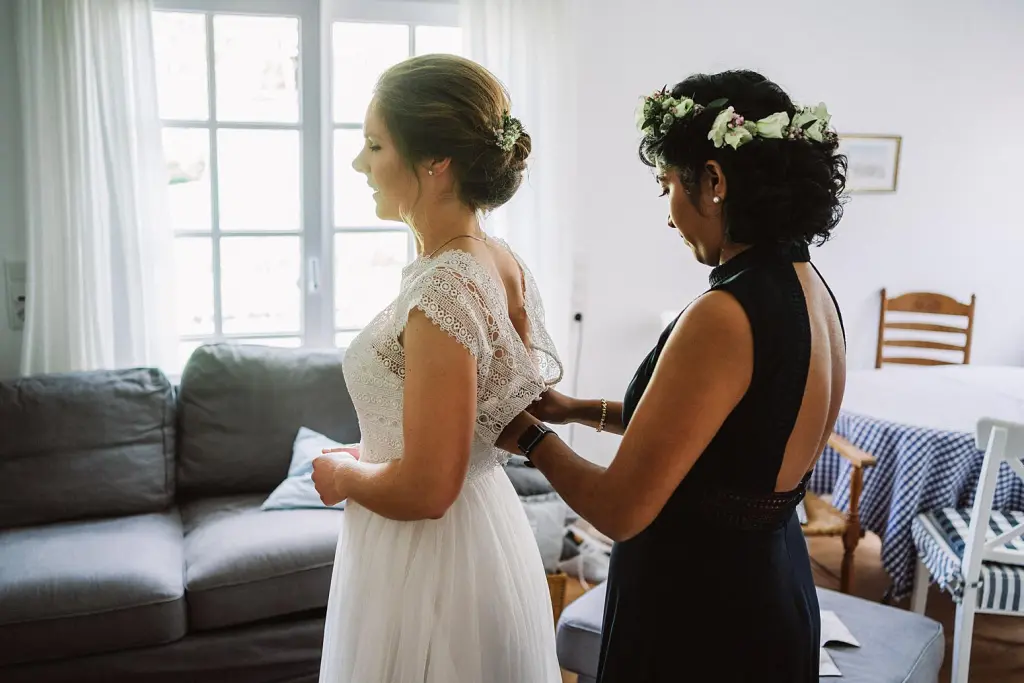 Ankleiden einer Braut vor einer Hochzeit auf der Insel Juist