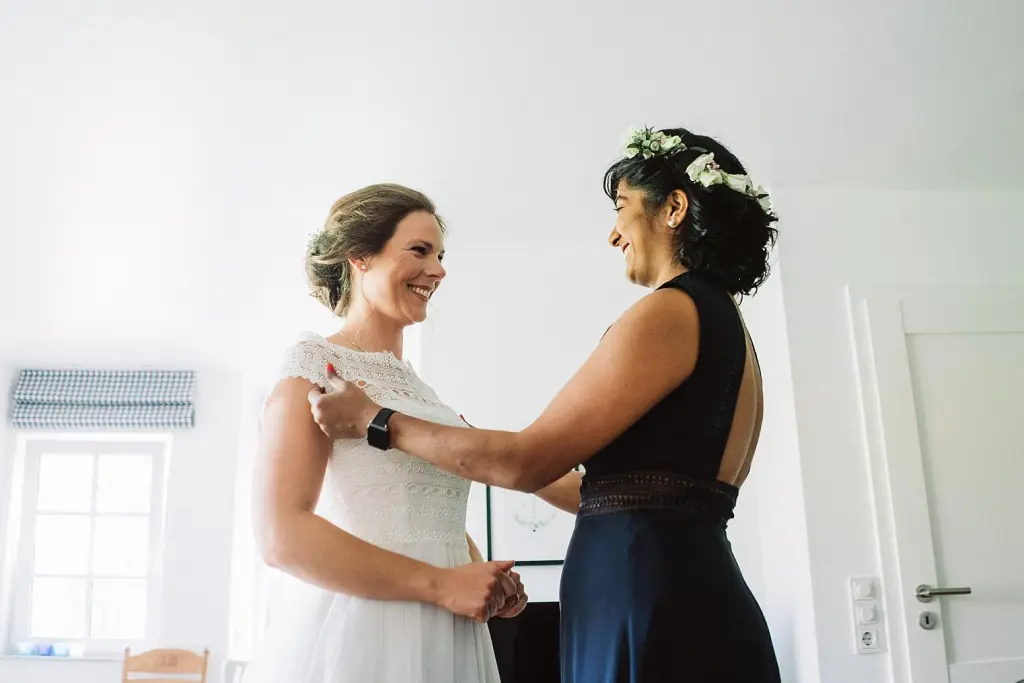 Braut und Trauzeugin vor einer Hochzeit auf der Insel Juist