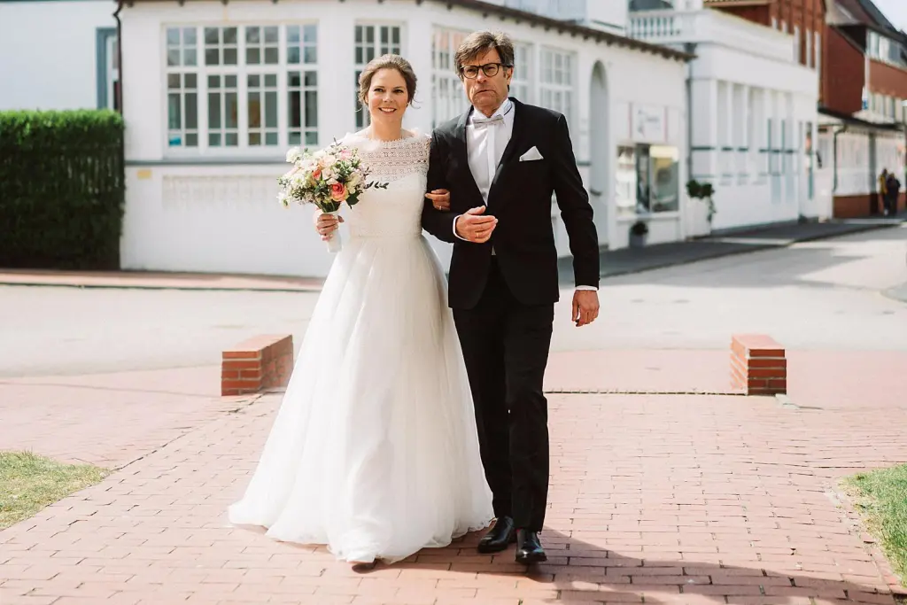 Braut mit Brautvater bei einer Hochzeit auf der Insel Juist