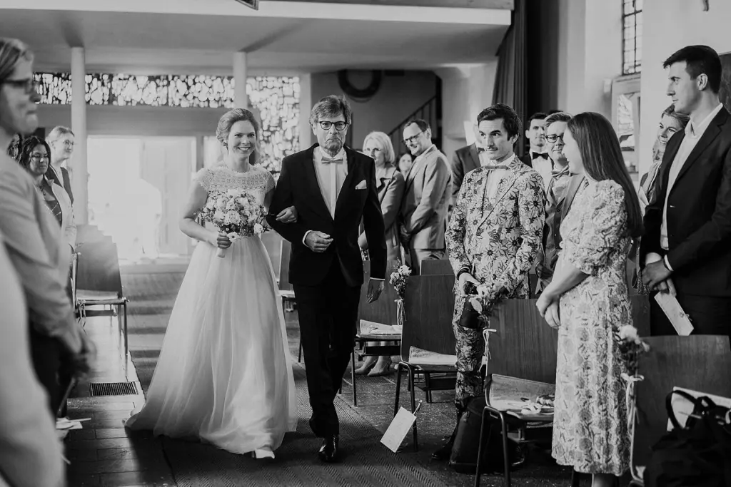 Braut mit Brautvater bei einer Hochzeit auf der Insel Juist