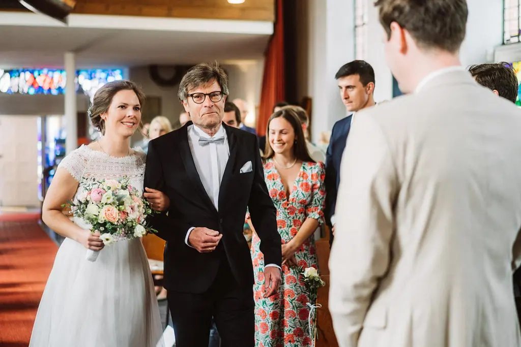 Braut mit Brautvater bei einer Hochzeit auf der Insel Juist