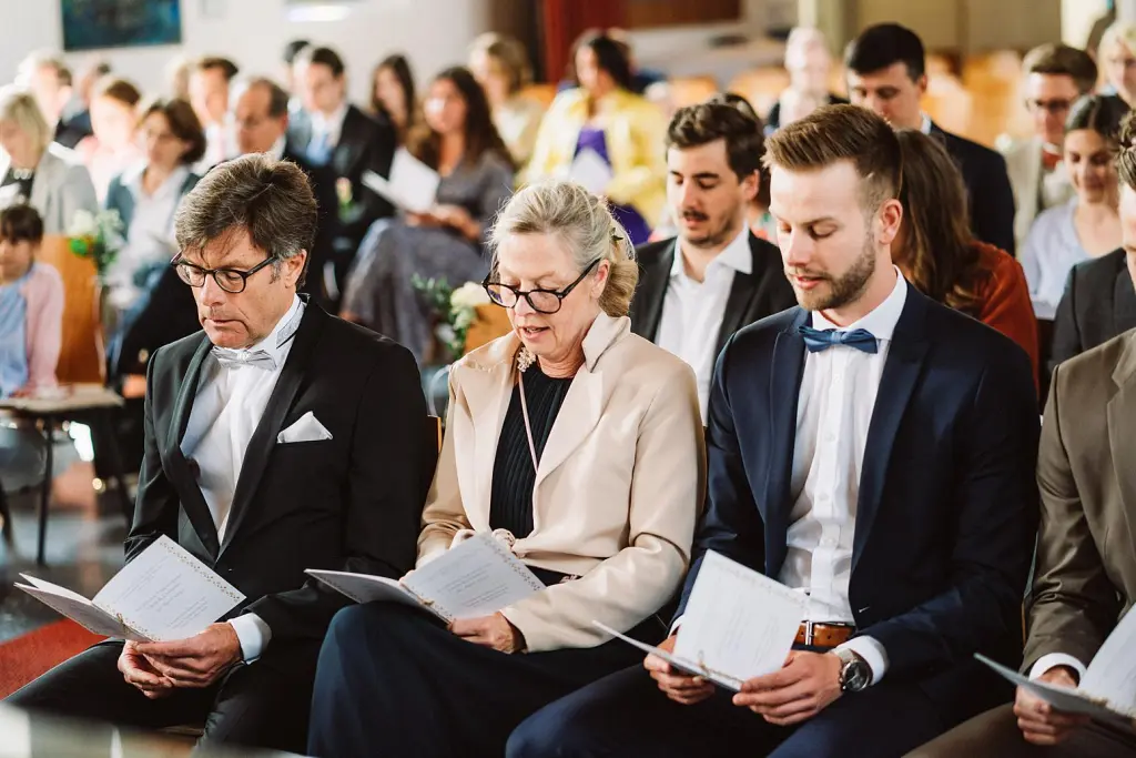 Hochzeitsgesellschaft auf einer Kirchlichen Hochzeit auf der Insel Juist