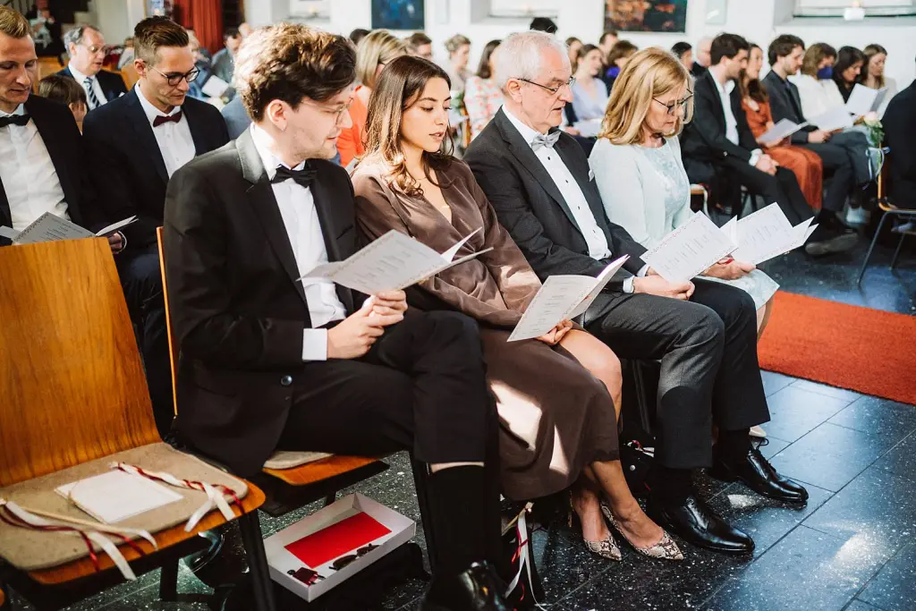 Hochzeitsgesellschaft auf einer Kirchlichen Hochzeit auf der Insel Juist