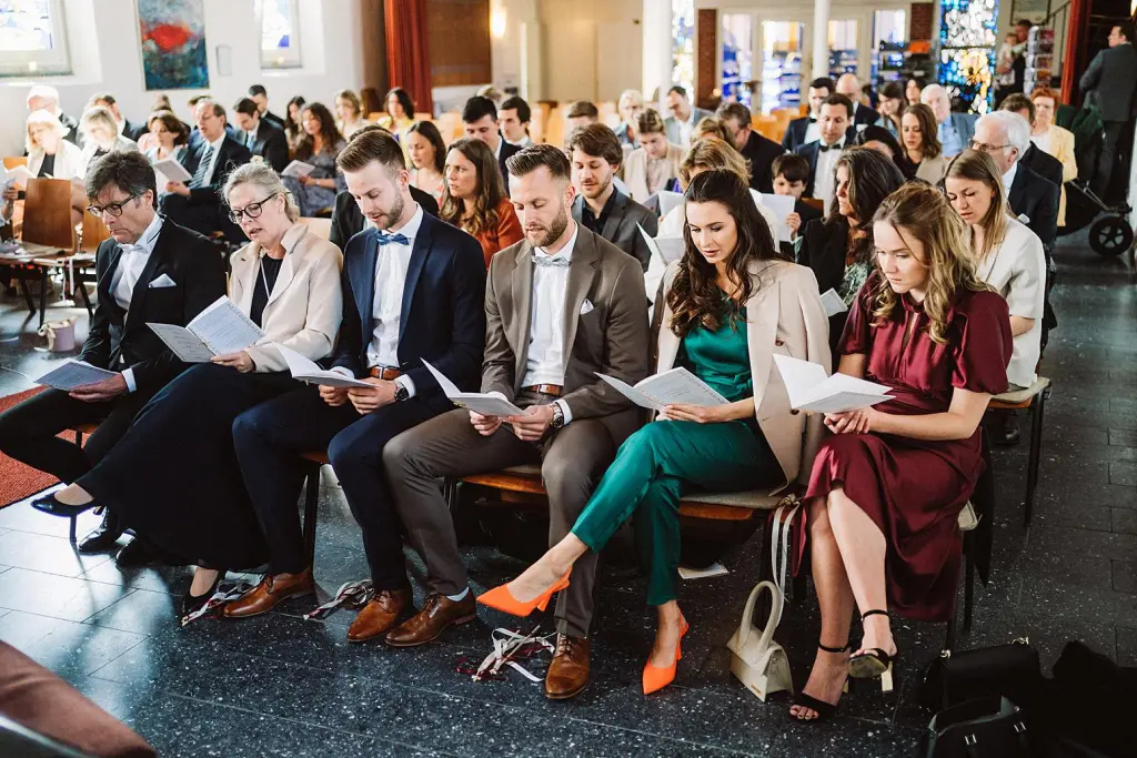Hochzeitsgesellschaft auf einer Kirchlichen Hochzeit auf der Insel Juist