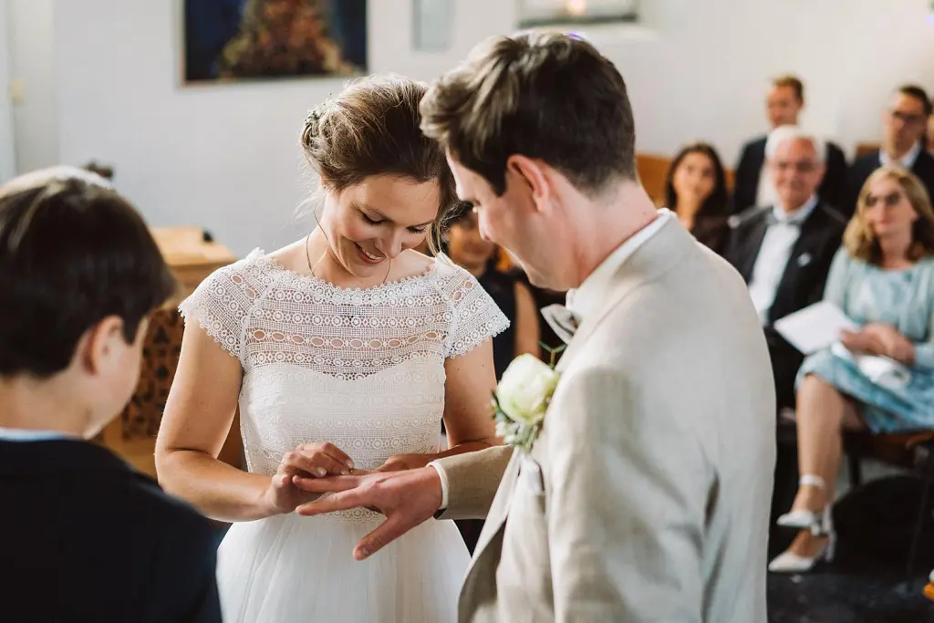 Ringtausch bei einer Hochzeit in der Inselkirche Juist