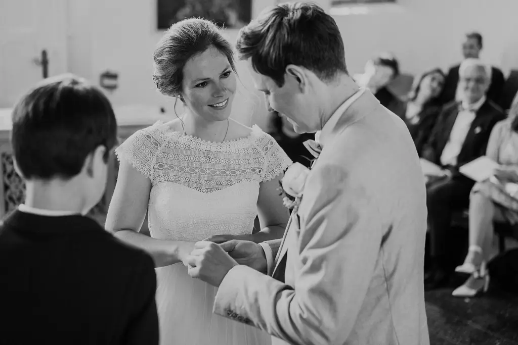 Ringtausch bei einer Hochzeit in der Inselkirche Juist