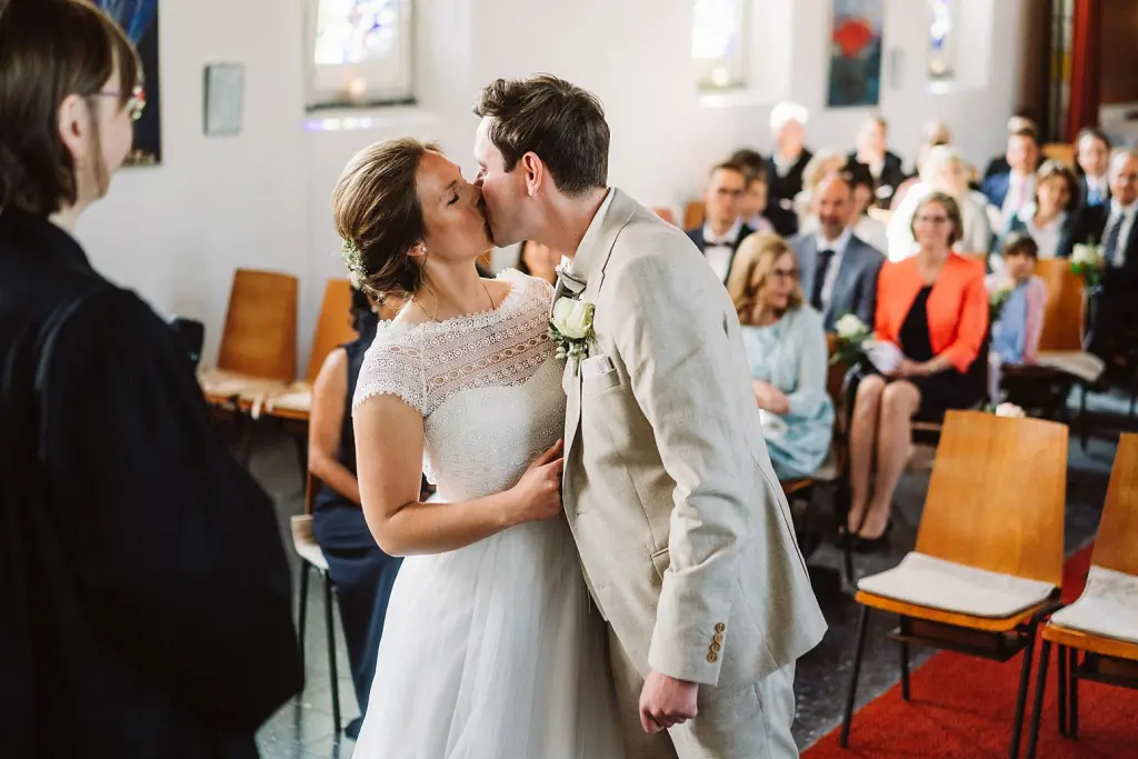 Hochzeitskuss bei einer Hochzeit in der Inselkirche Juist