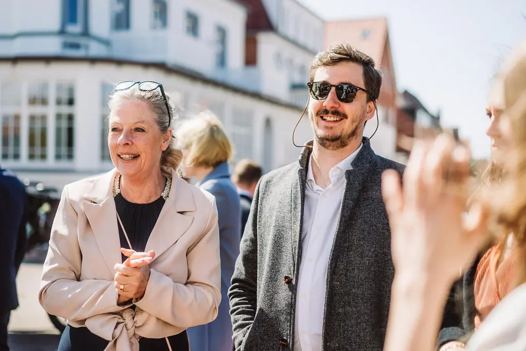 Hochzeitsgesellschaft bei einer Hochzeit auf der Insel Juist
