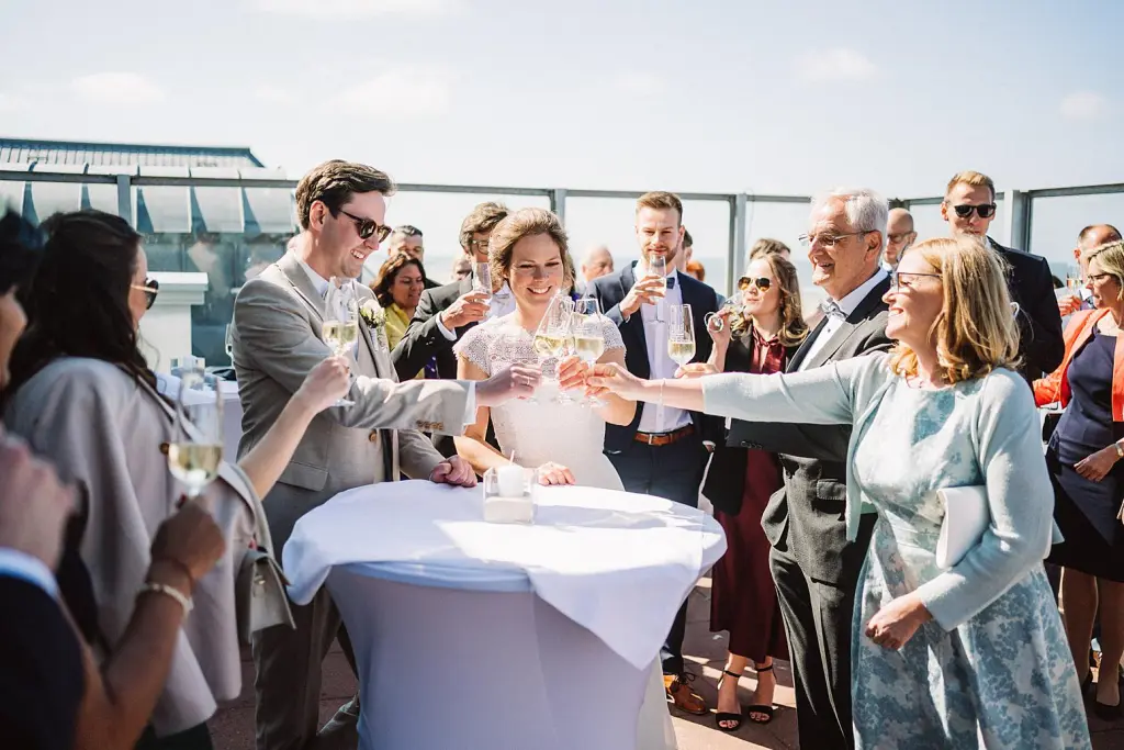 Hochzeitspaar auf der Terrasse des Strandhotel Kurhaus Juist