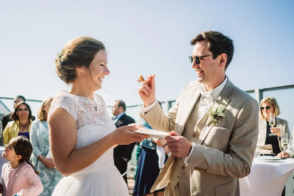 Brautpaar auf der Terrasse des Strandhotel Kurhaus Juist
