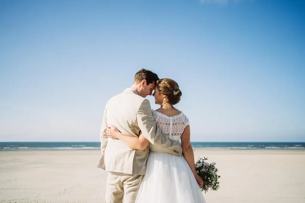 Hochzeitsbild von einem Brautpaar am Strand der Insel Juist