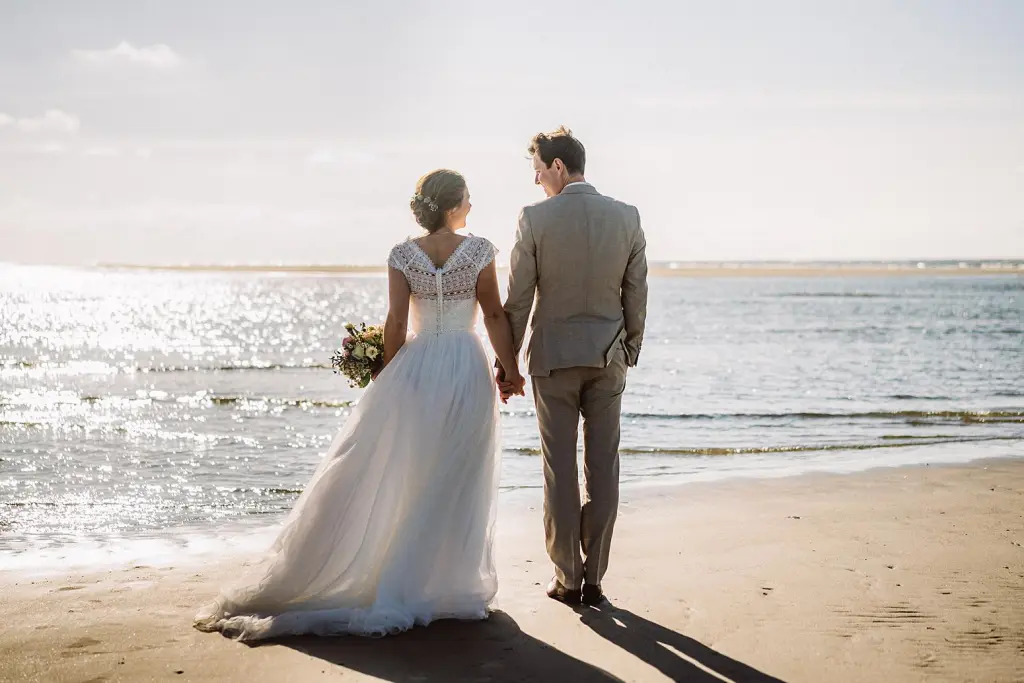 Hochzeitsbild von einem Brautpaar am Strand der Insel Juist