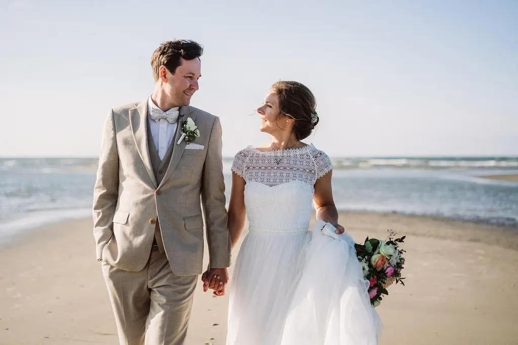 Hochzeitsbild von einem Brautpaar am Strand der Insel Juist