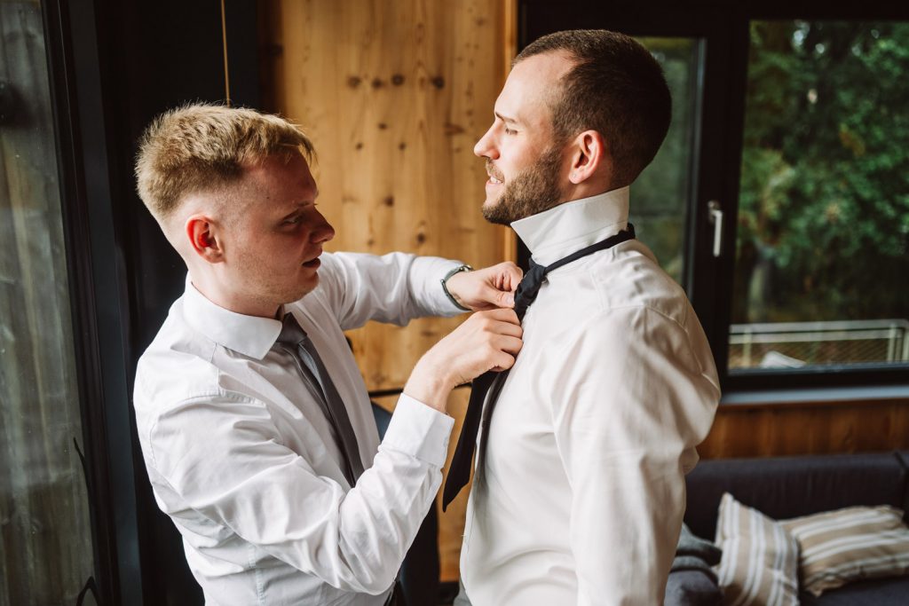 Hochzeitsfotograf Lütetsburg – Bräutigam Ankleide im Baumhaus