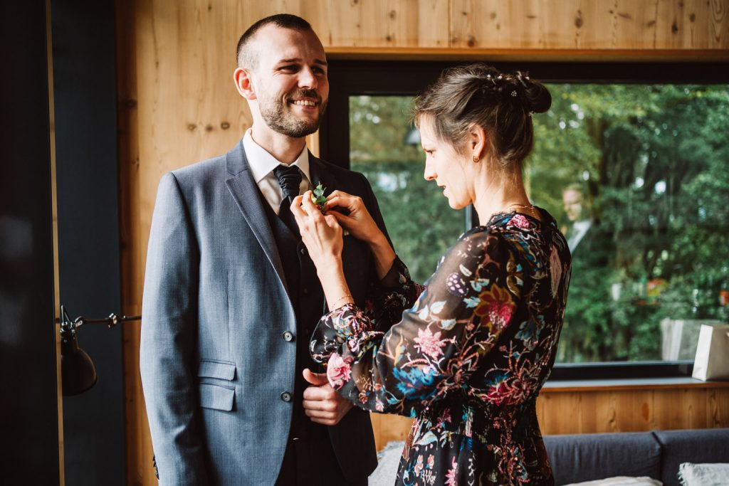 Bräutigam im Baumhaus Lütetsburg – natürliche Hochzeitsreportage